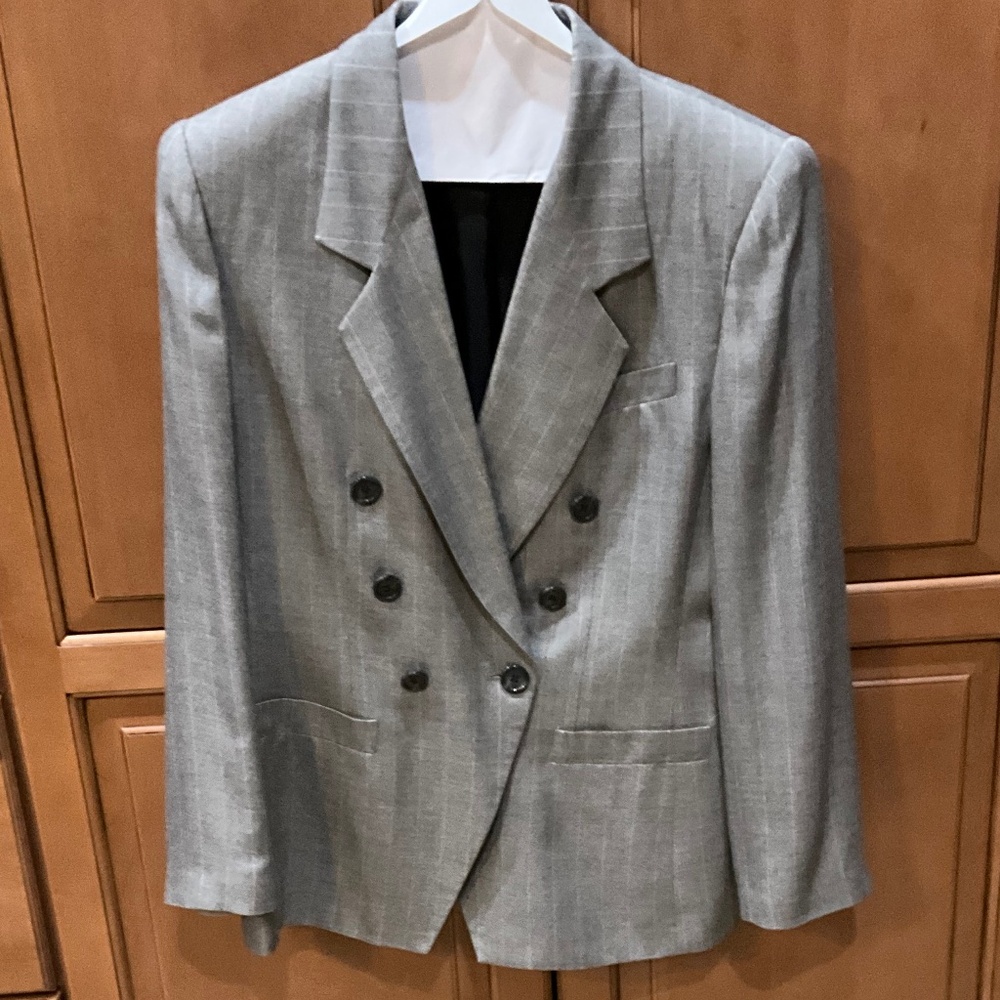 Le Suit Gray with Pin Stripes Blazer and Skirt Fully Lined Suit Sz 10